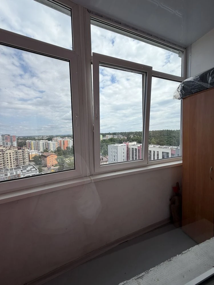 Простора 2 кімнатна квартира з ремонтом  Балкон, поряд Парк,