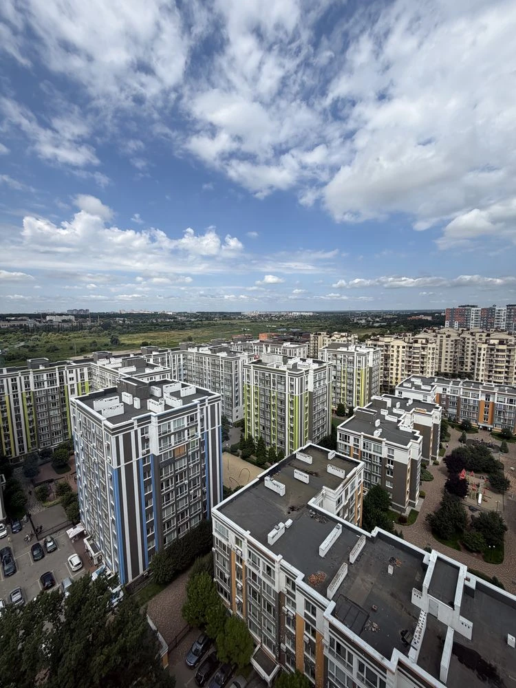 Простора 2 кімнатна квартира з ремонтом  Балкон, поряд Парк,