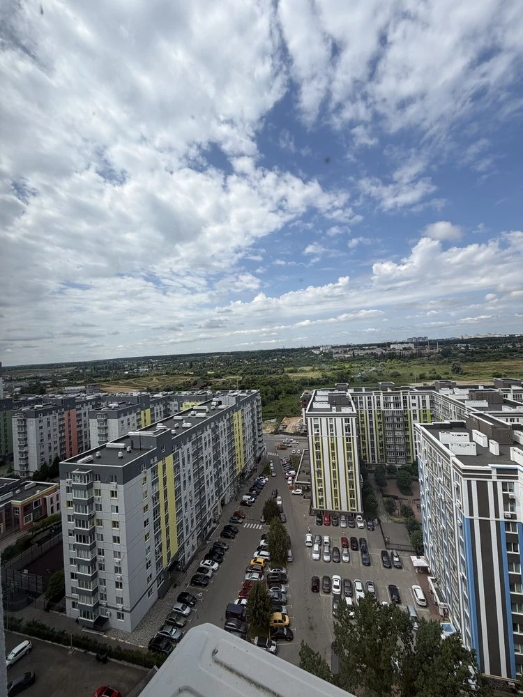 Простора 2 кімнатна квартира з ремонтом  Балкон, поряд Парк,