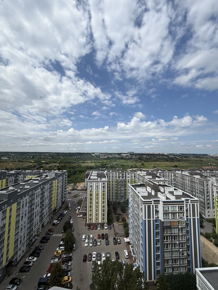 Простора 2 кімнатна квартира з ремонтом  Балкон, поряд Парк,
