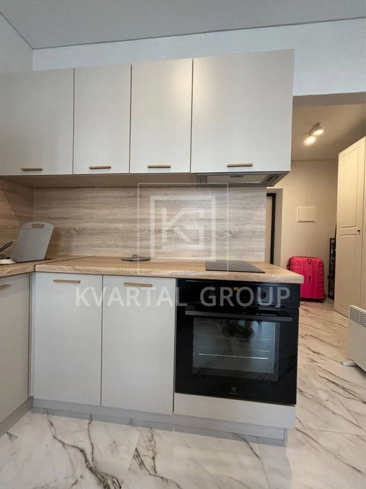 Ready 1-bedroom apartment with renovation, middle floor. No buyer's fee!