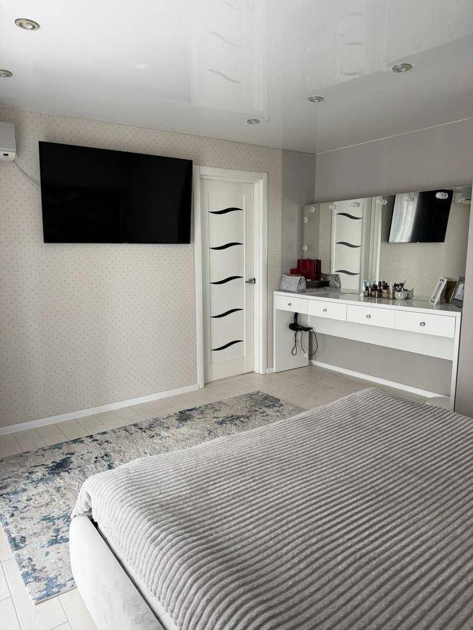 3-bedroom apartment for sale with designer renovation in the city center