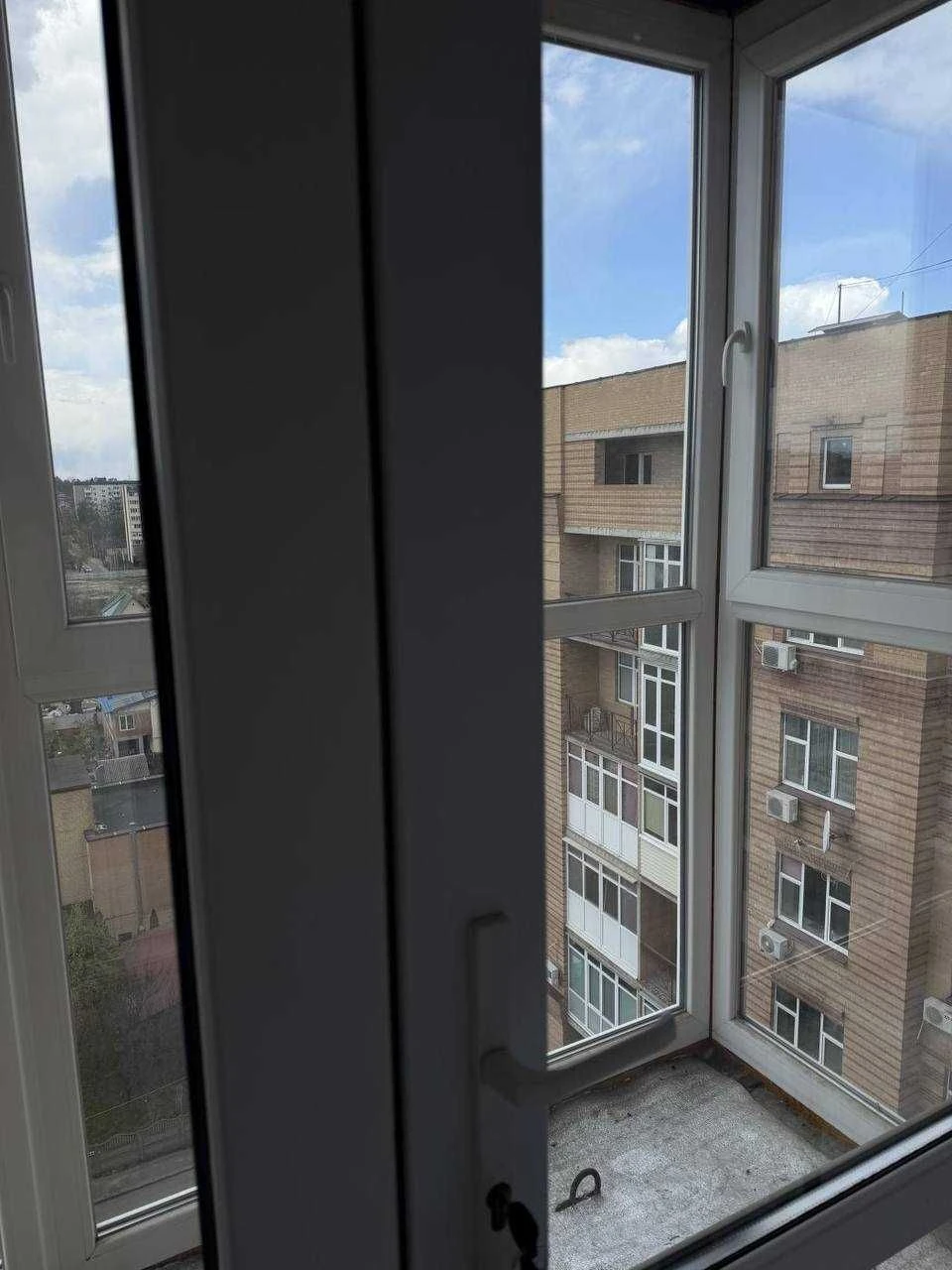 3-bedroom apartment for sale with designer renovation in the city center