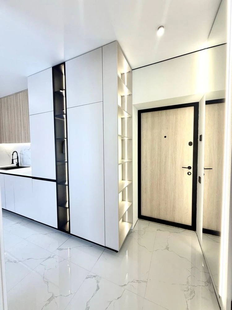 Дизайнерська євродвокімнатна квартира з ремонтом, меблями та