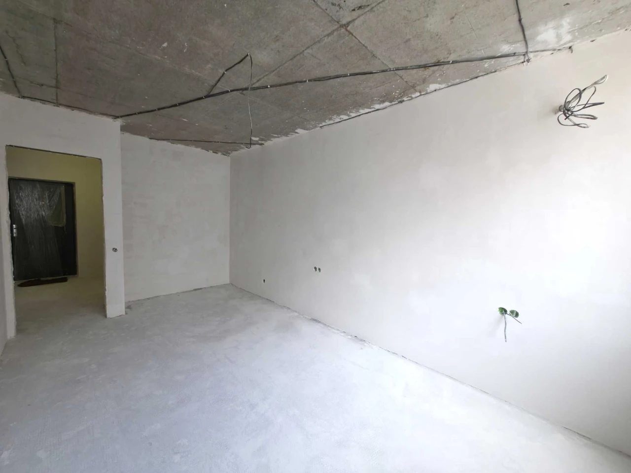 Продається 1-кімнатна квартира 41 м² з початковим ремонтом за 7 км від Києва