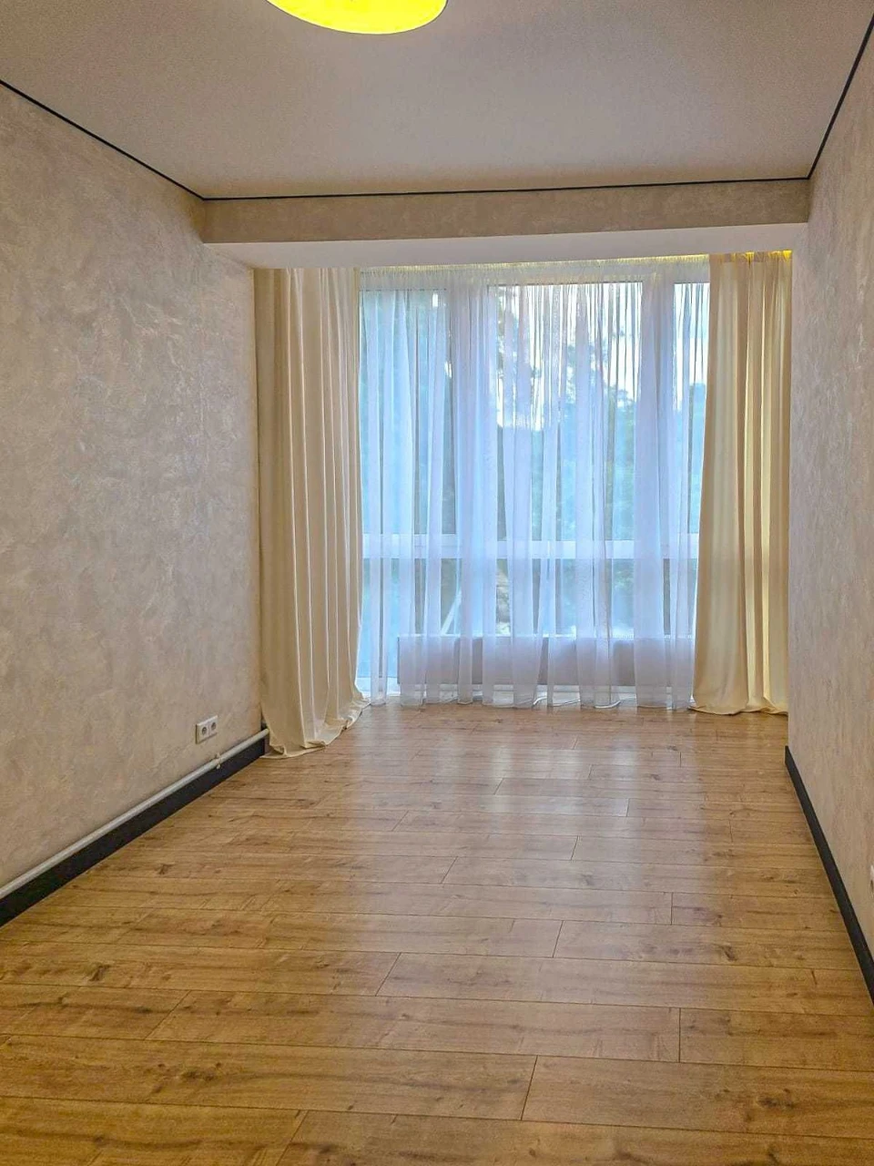 2-room apartment with renovation and furniture. Building is ready.