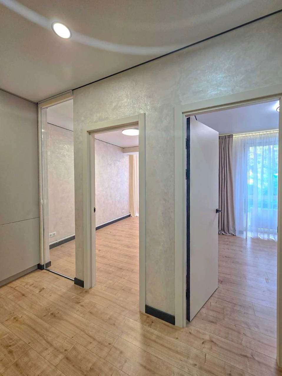 2-room apartment with renovation and furniture. Building is ready.