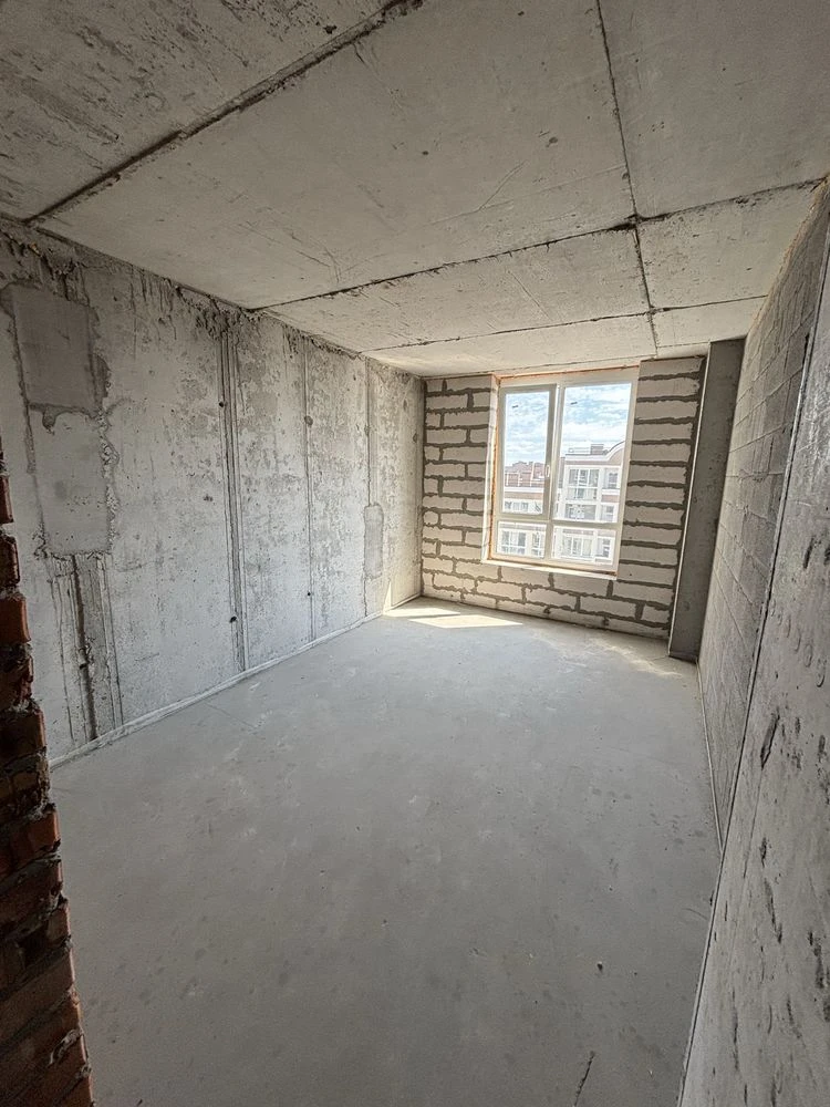 Sale of a two-bedroom apartment with a large kitchen-studio. Without