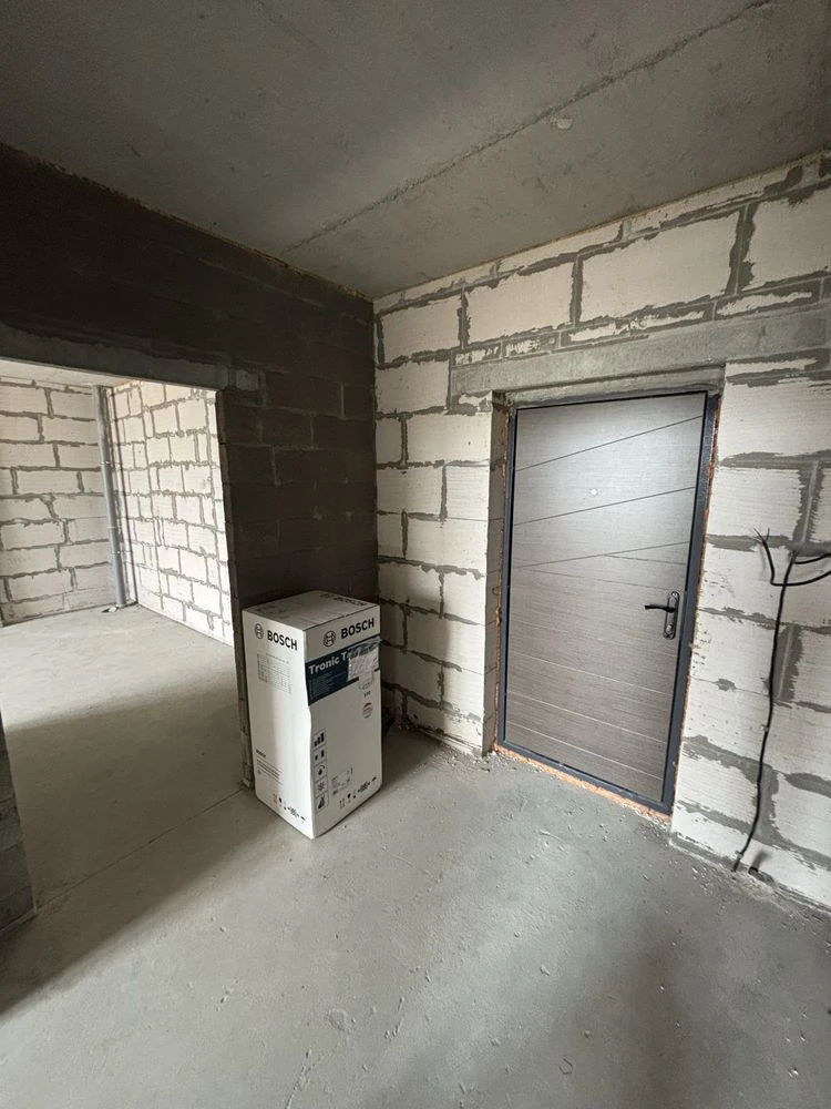 Sale of a two-bedroom apartment with a large kitchen-studio. Without