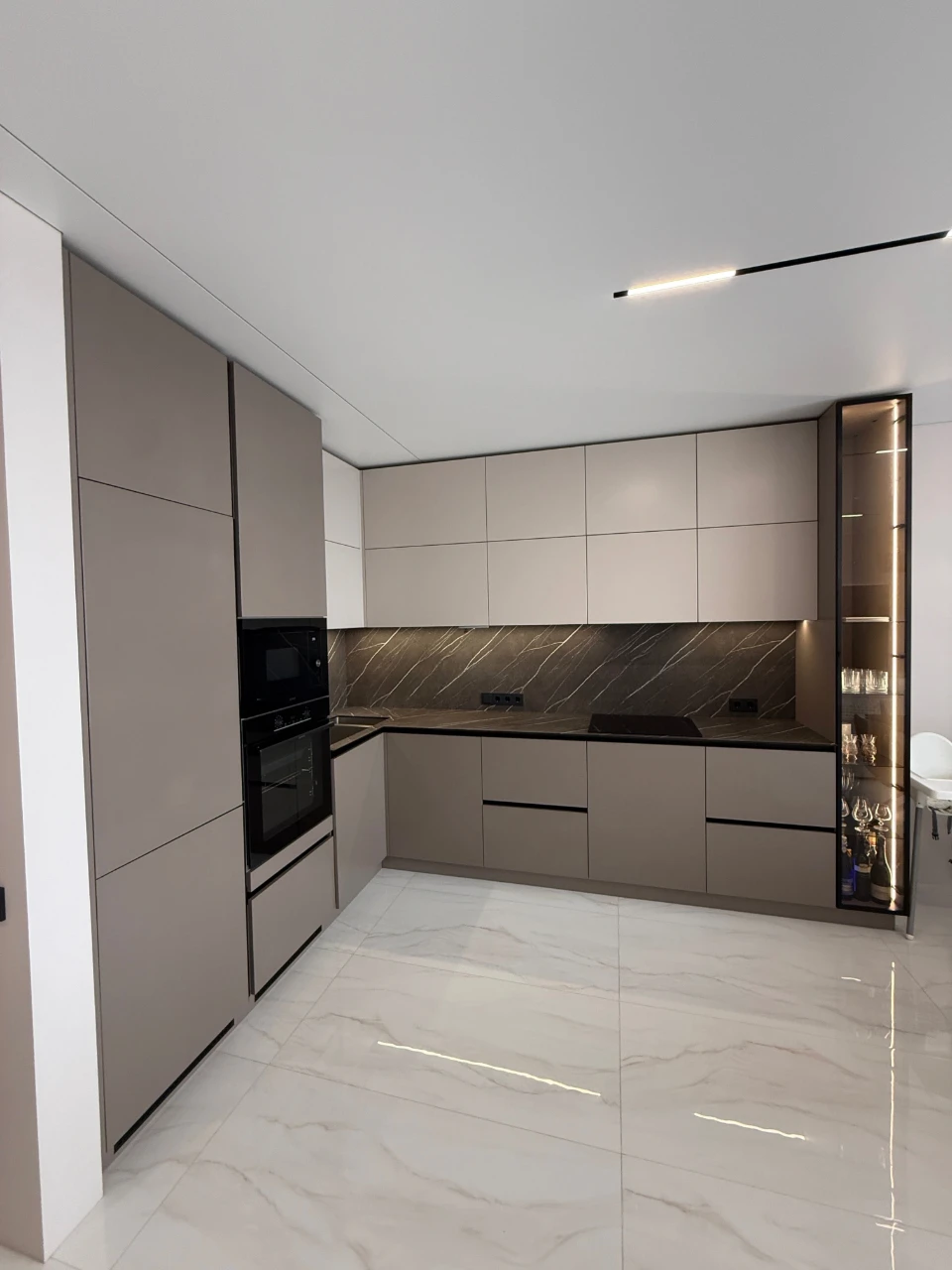 Announcement of a new Euro 3-room apartment with designer renovation in Bizn