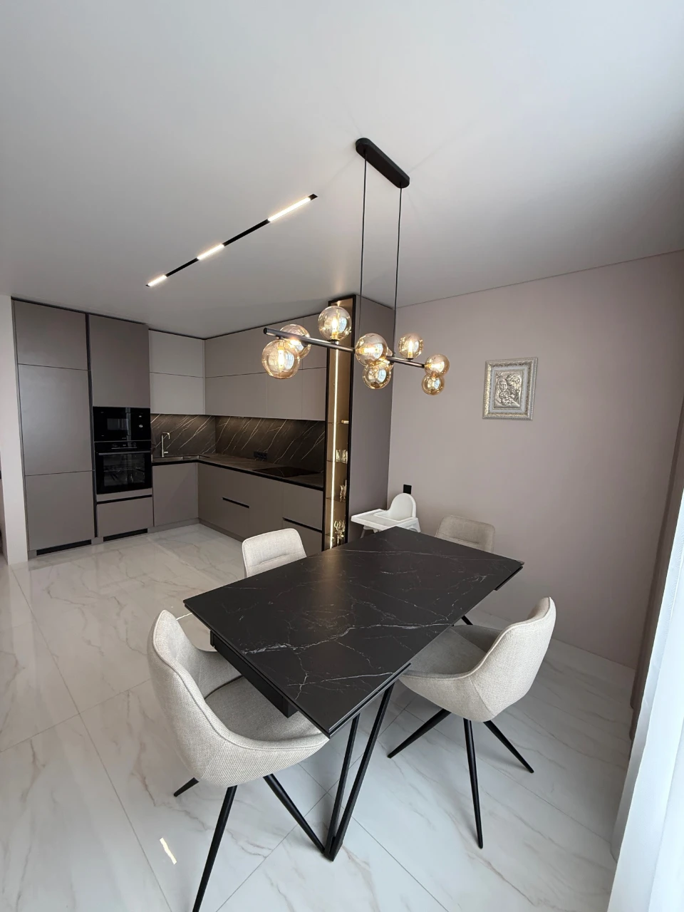 Announcement of a new Euro 3-room apartment with designer renovation in Bizn