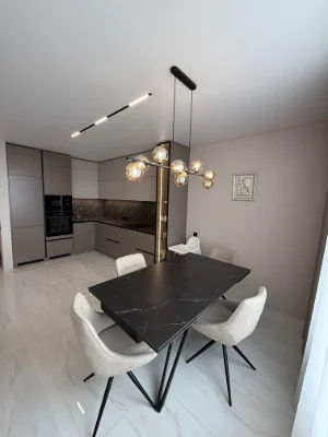 Announcement of a new Euro 3-room apartment with designer renovation in Bizn