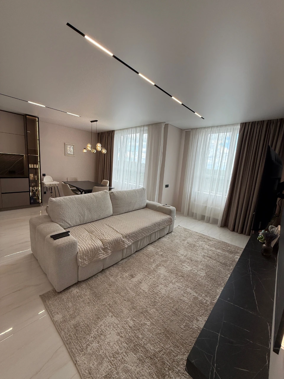 Announcement of a new Euro 3-room apartment with designer renovation in Bizn
