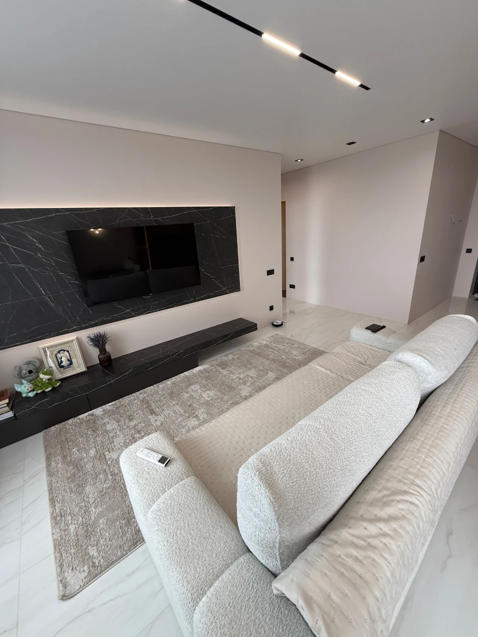 Announcement of a new Euro 3-room apartment with designer renovation in Bizn