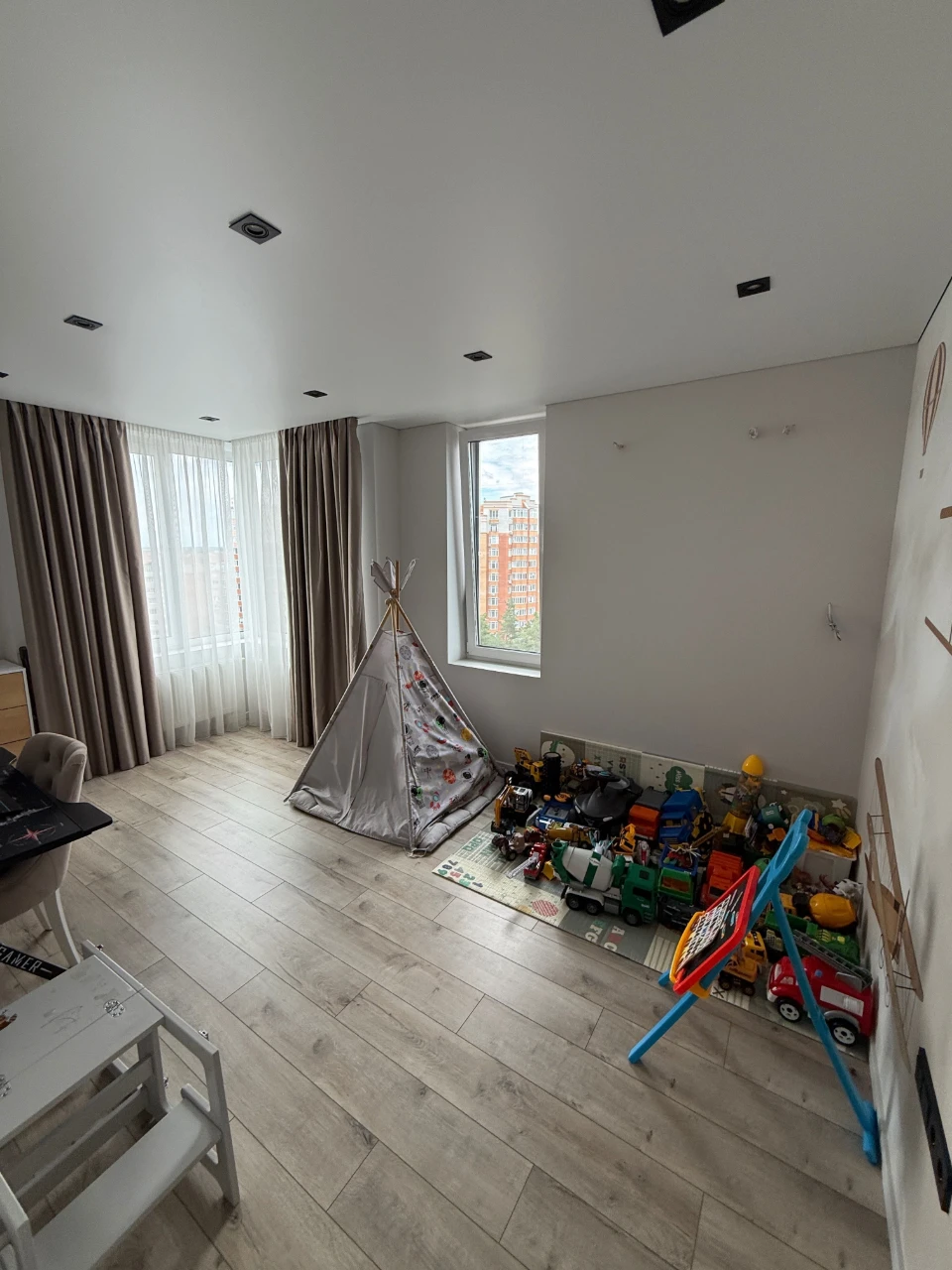 Announcement of a new Euro 3-room apartment with designer renovation in Bizn