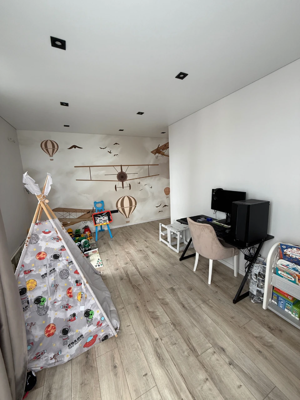 Announcement of a new Euro 3-room apartment with designer renovation in Bizn