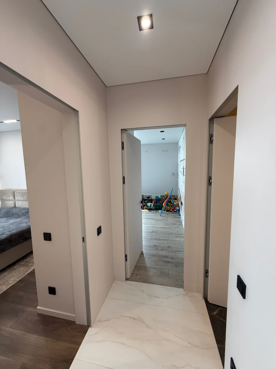 Announcement of a new Euro 3-room apartment with designer renovation in Bizn