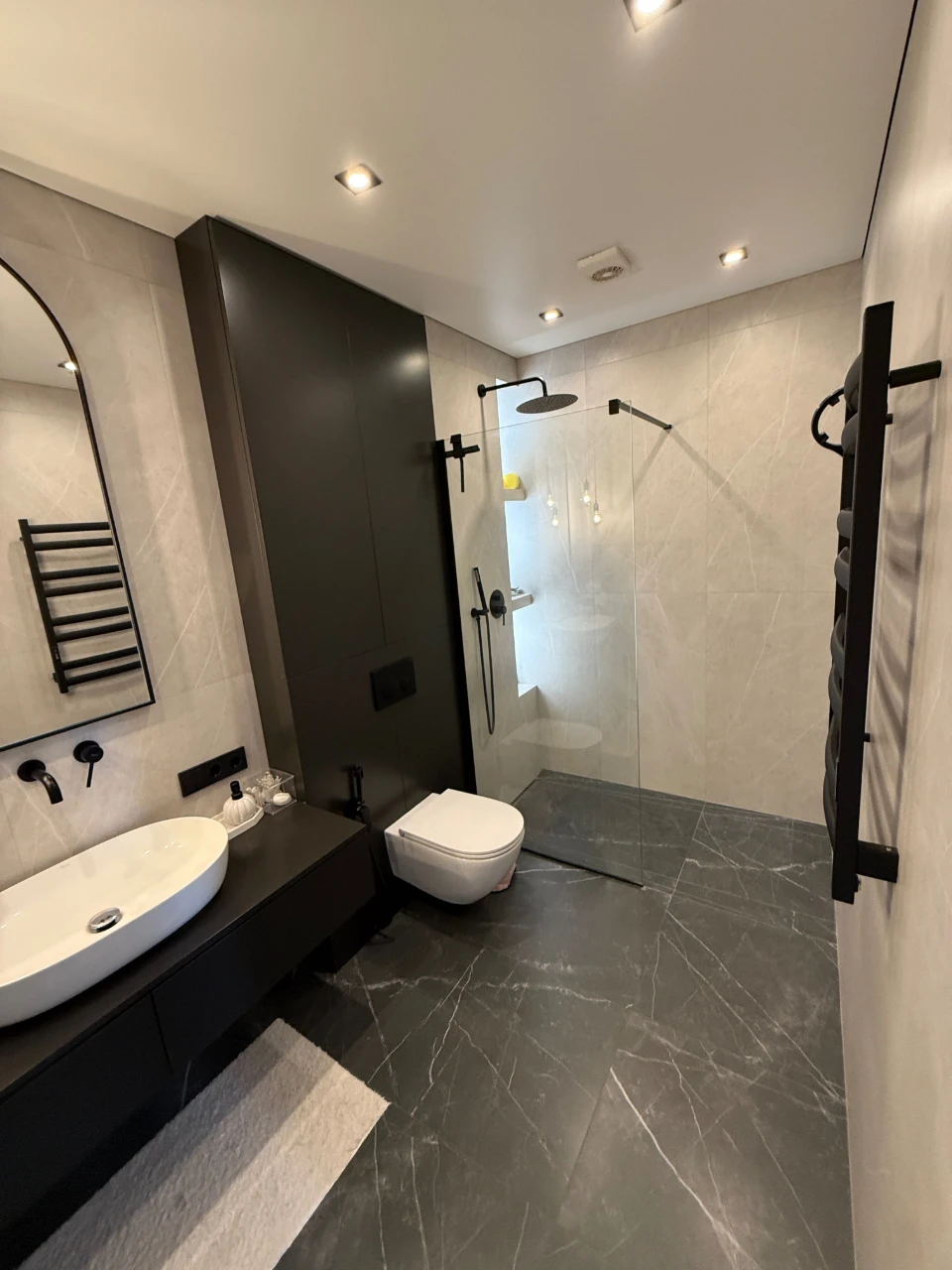 Announcement of a new Euro 3-room apartment with designer renovation in Bizn