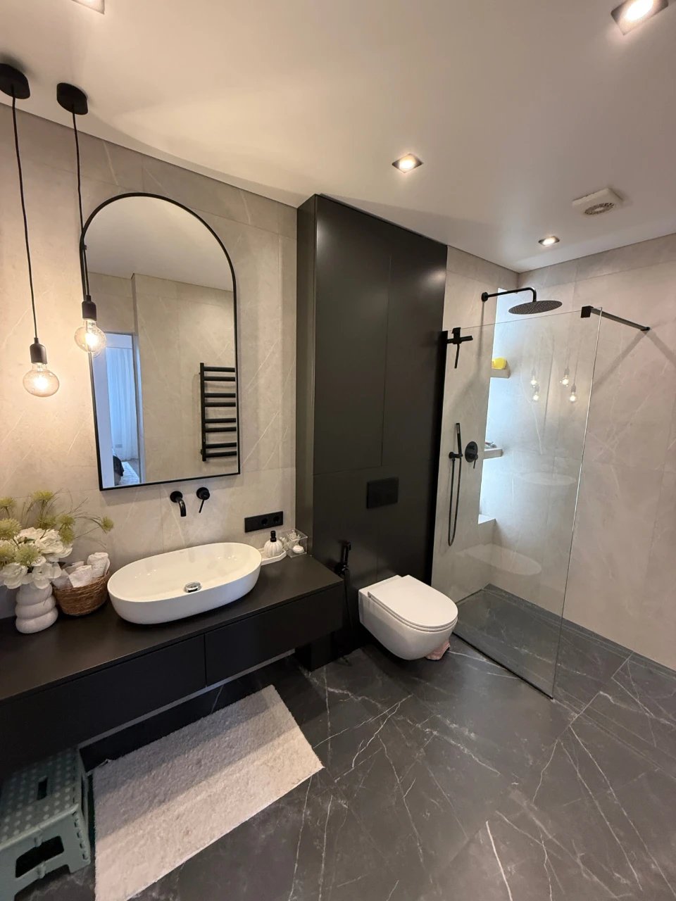 Announcement of a new Euro 3-room apartment with designer renovation in Bizn