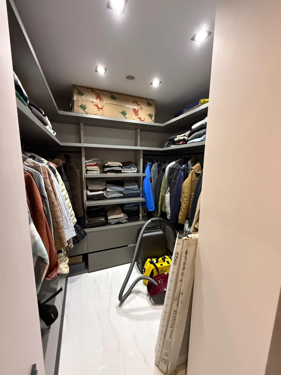 Announcement of a new Euro 3-room apartment with designer renovation in Bizn