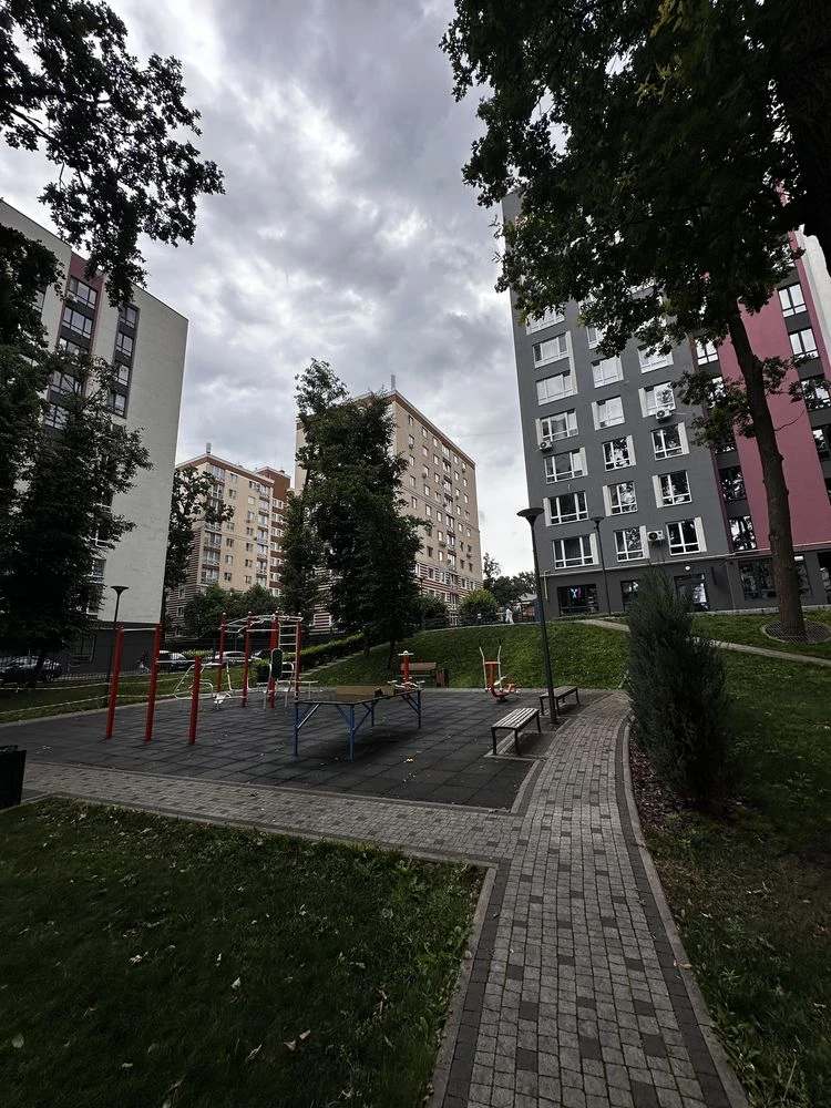 One-bedroom apartment with full furnishing. Yard with own