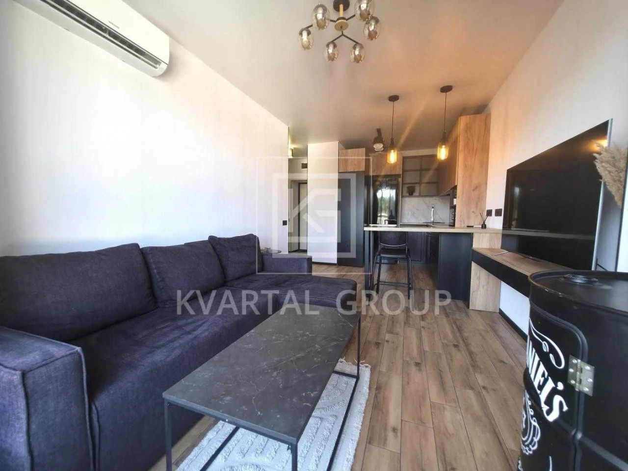 Sale of a modern 1-bedroom apartment with renovation and furniture.