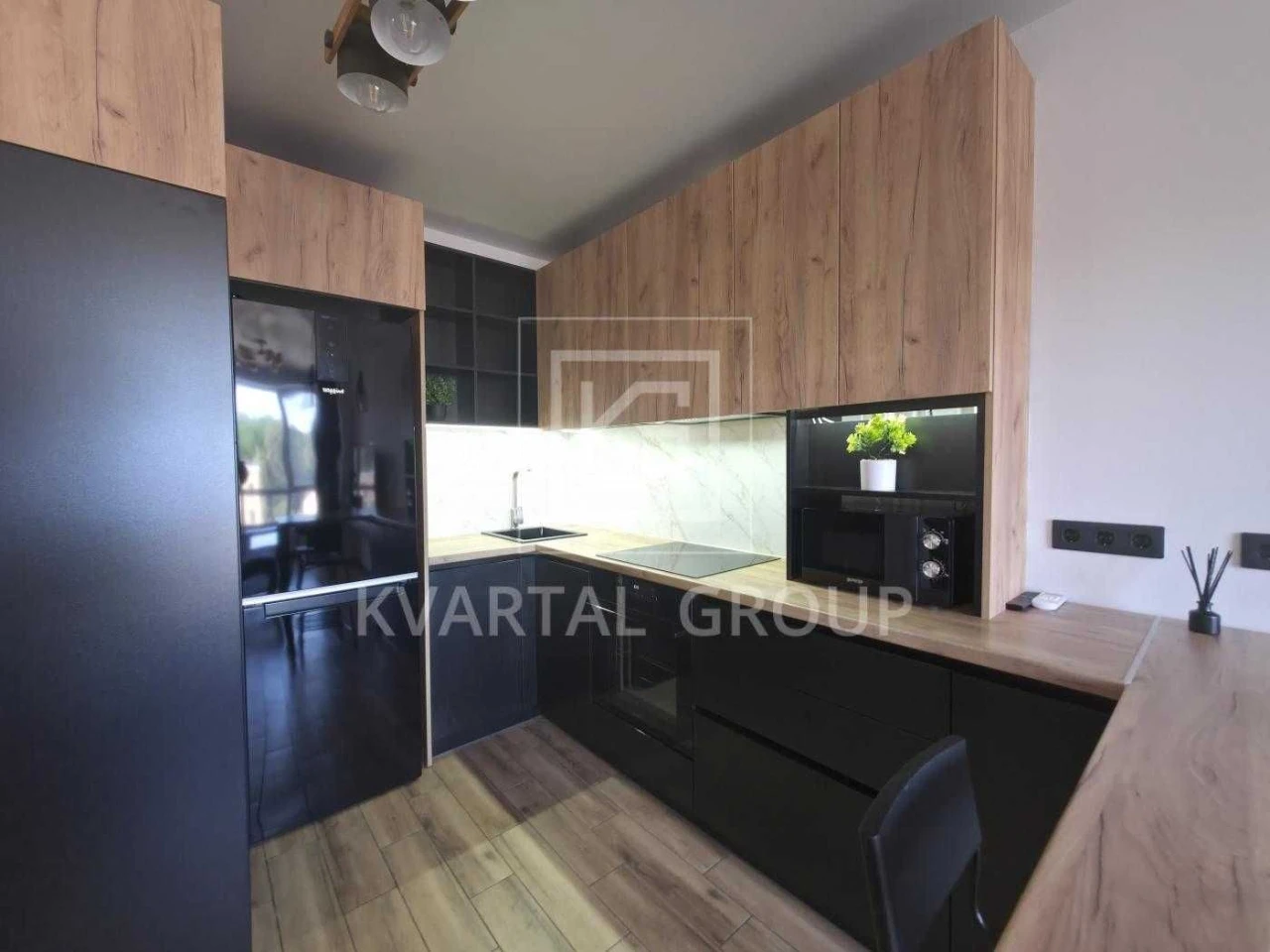 Sale of a modern 1-bedroom apartment with renovation and furniture.