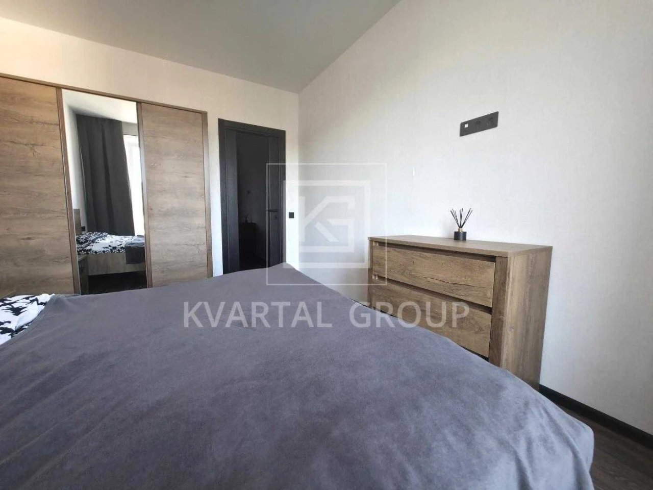 Sale of a modern 1-bedroom apartment with renovation and furniture.