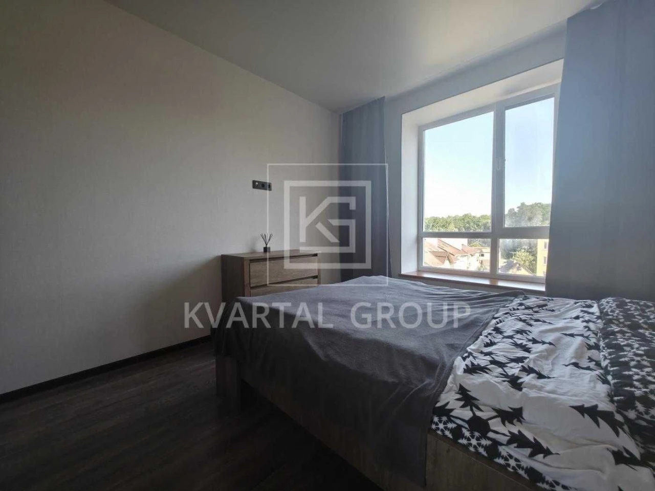 Sale of a modern 1-bedroom apartment with renovation and furniture.