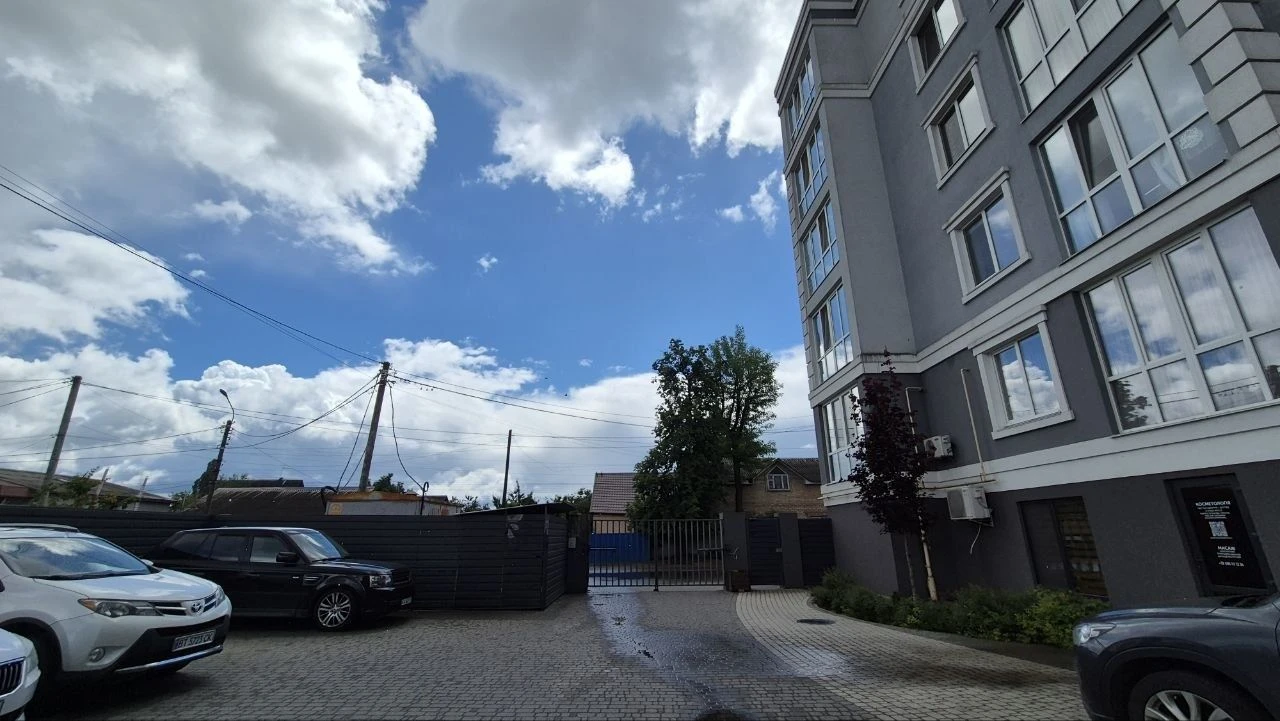 Однокімнатна квартира з кладовою 6 м² в цоколі, газ, центр міста