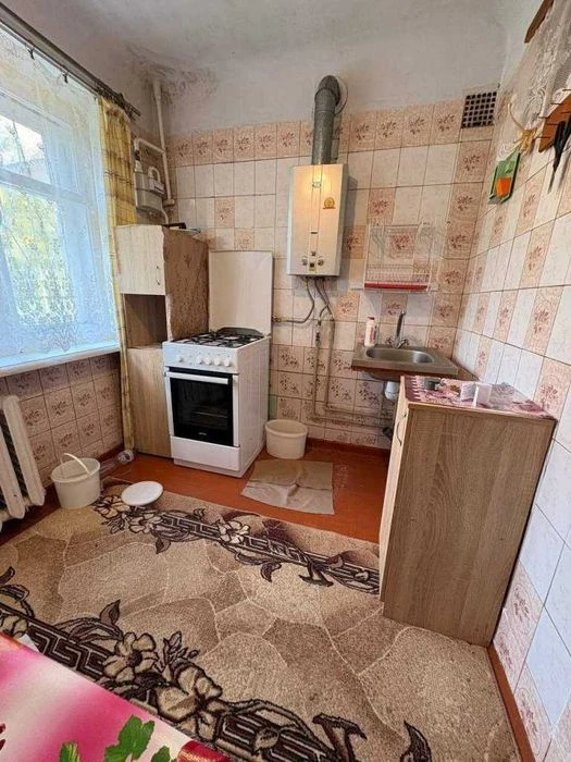 Продаж двокімнатної квартири з балконом та кладовою. Поділ.