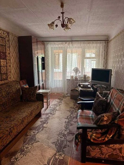 Продаж двокімнатної квартири з балконом та кладовою. Поділ.