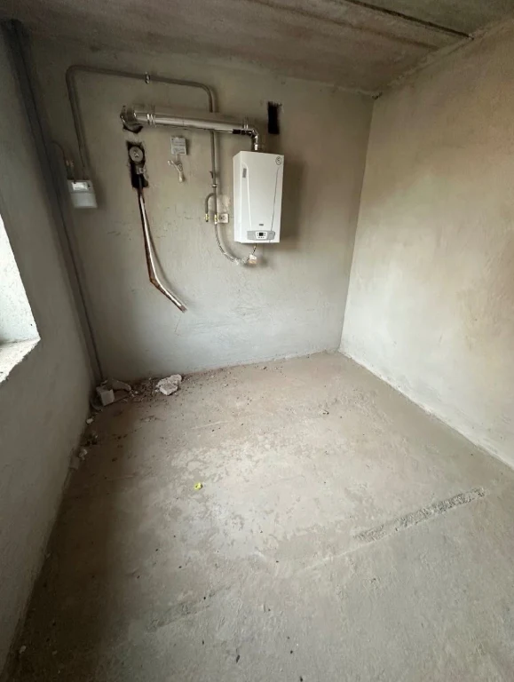 Spacious Euro 2-bedroom apartment, unfurnished, in a completed building. Gas