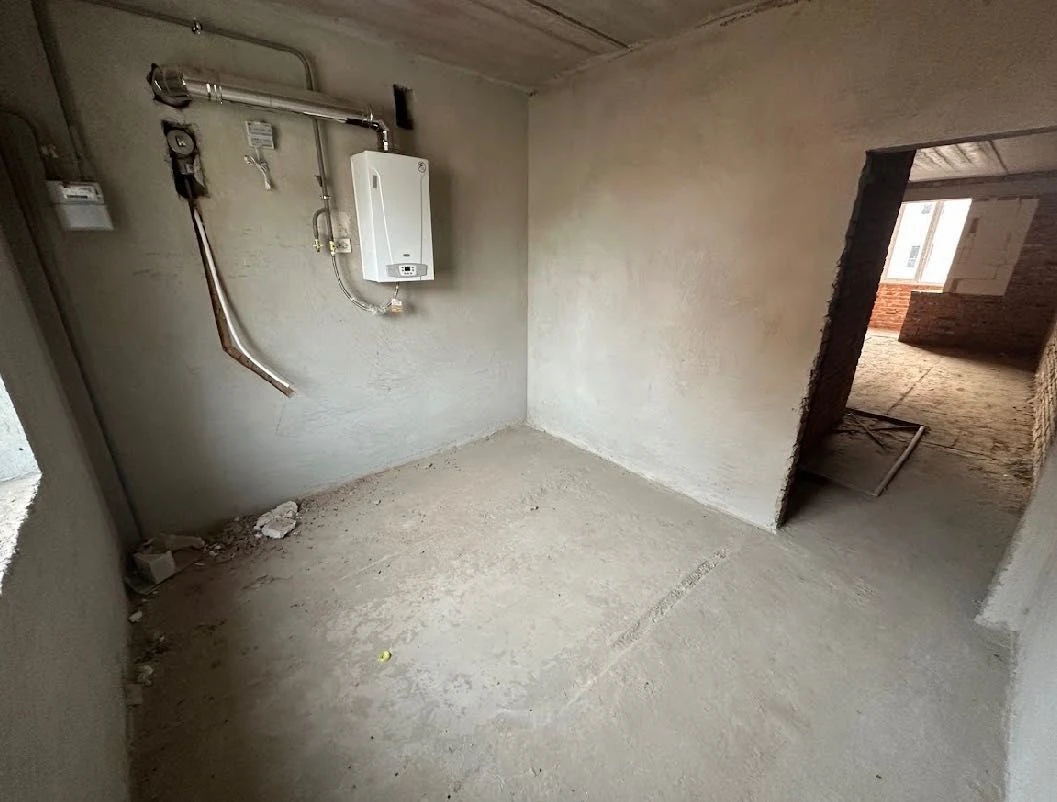 Spacious Euro 2-bedroom apartment, unfurnished, in a completed building. Gas