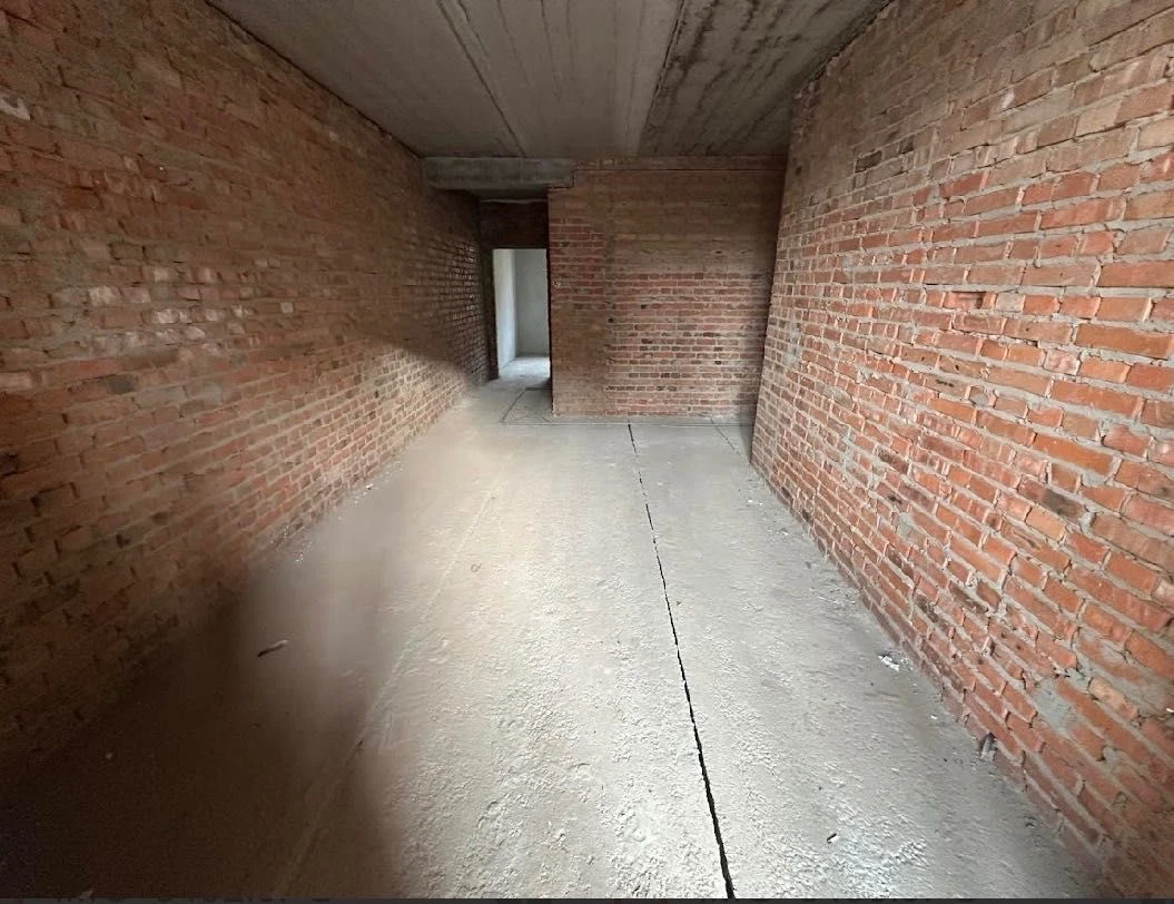 Spacious Euro 2-bedroom apartment, unfurnished, in a completed building. Gas