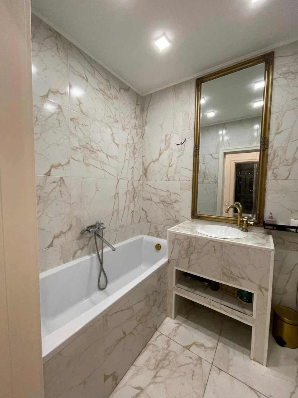 Three-bedroom apartment with renovation and a terrace. Central Park.
