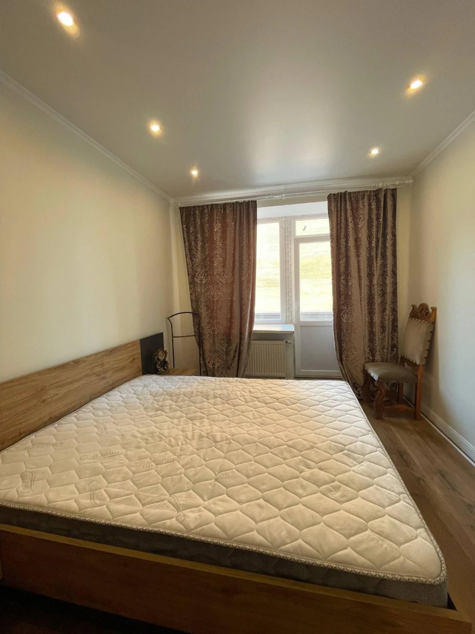 Three-bedroom apartment with renovation and a terrace. Central Park.