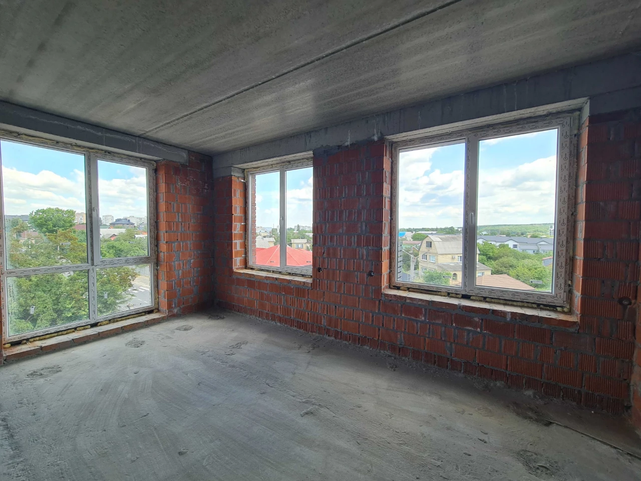 Two-room ready apartment, 3 large windows in the kitchen, gas!