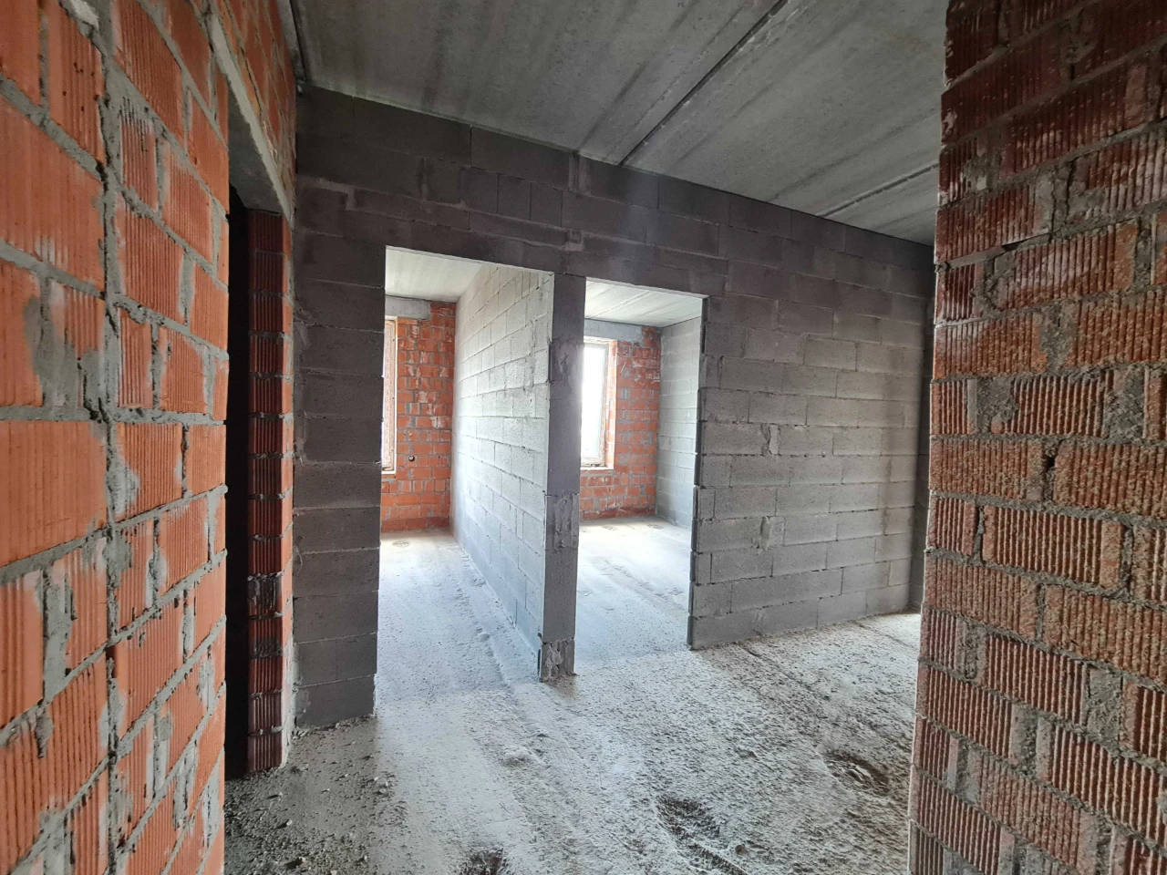 Two-room ready apartment, 3 large windows in the kitchen, gas!