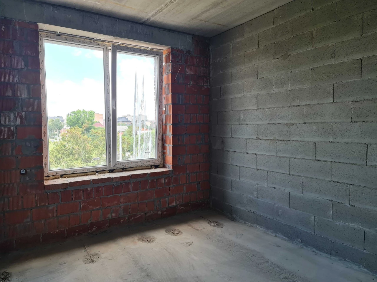 Two-room ready apartment, 3 large windows in the kitchen, gas!