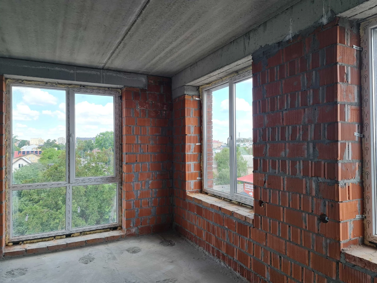 Two-room ready apartment, 3 large windows in the kitchen, gas!