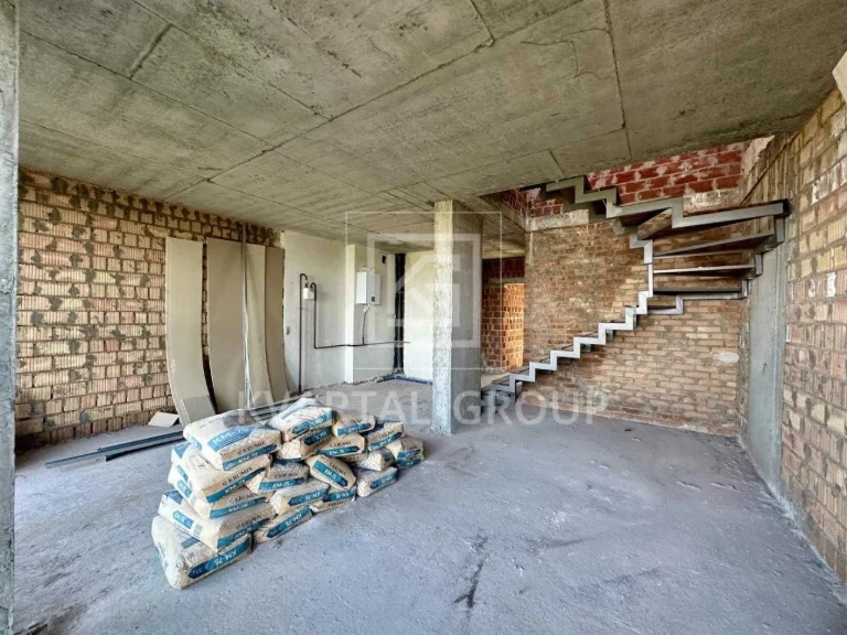 Продам квартиру з великою терасою та панорамними вікнами.
