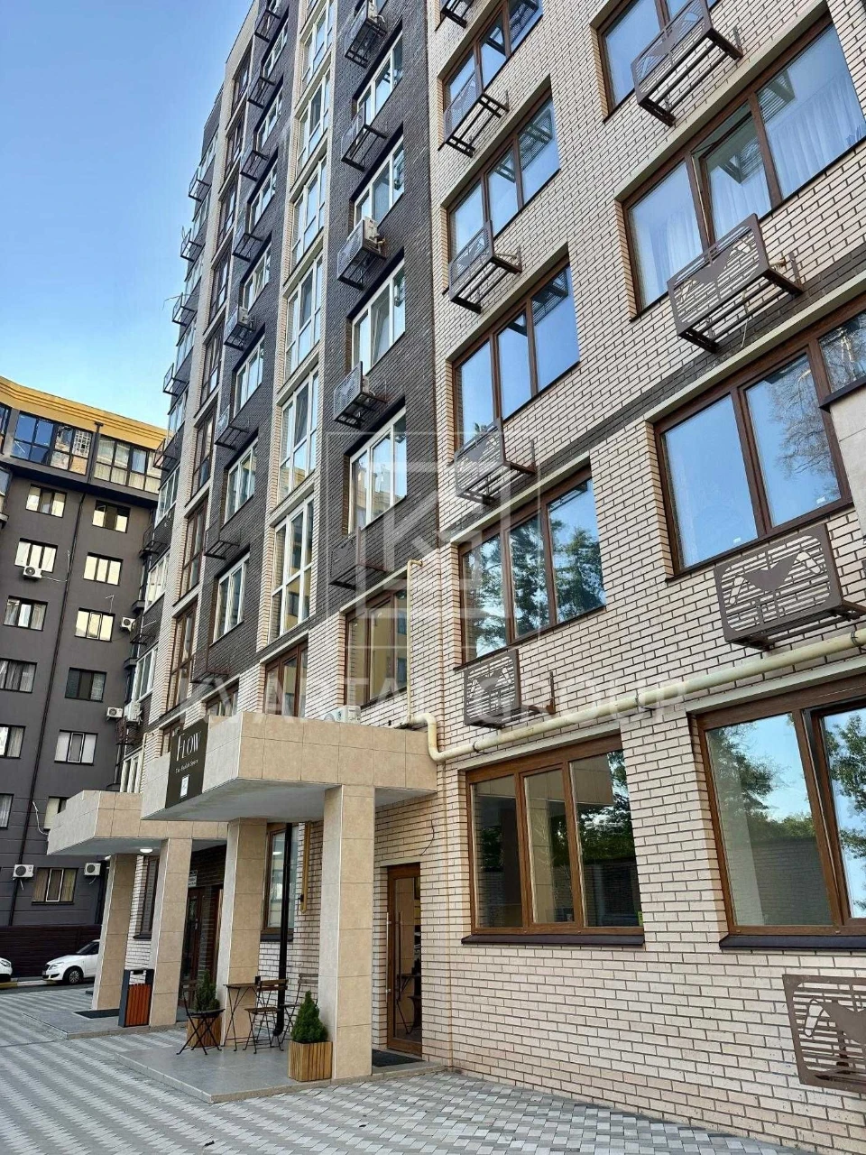 Продам квартиру з великою терасою та панорамними вікнами.