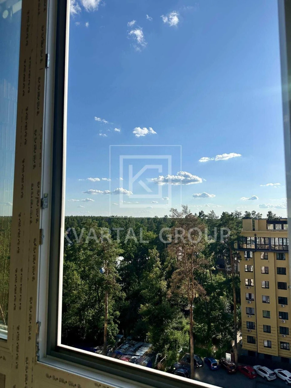 Продам квартиру з великою терасою та панорамними вікнами.