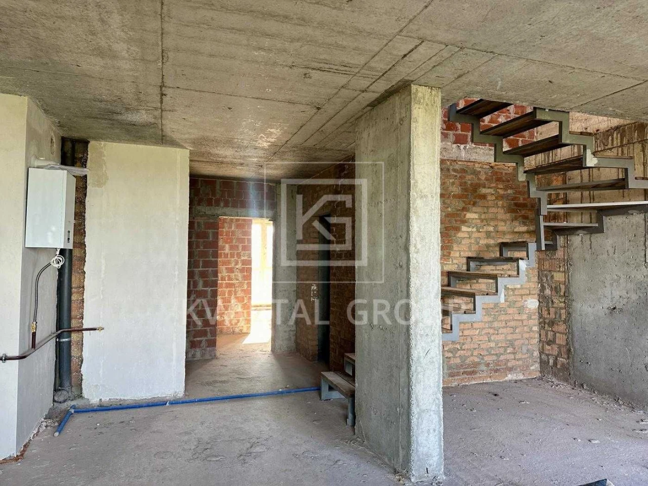 Продам квартиру з великою терасою та панорамними вікнами.