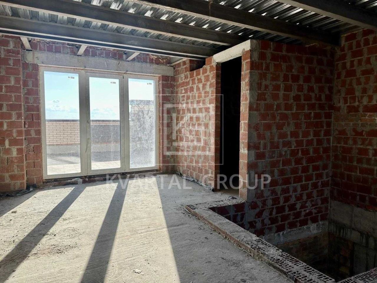 Продам квартиру з великою терасою та панорамними вікнами.