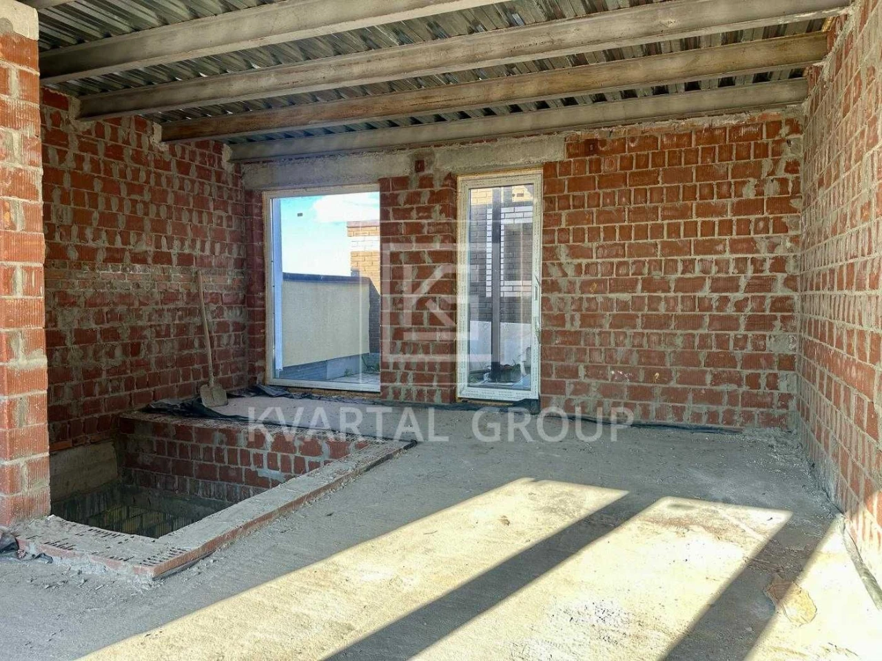 Продам квартиру з великою терасою та панорамними вікнами.