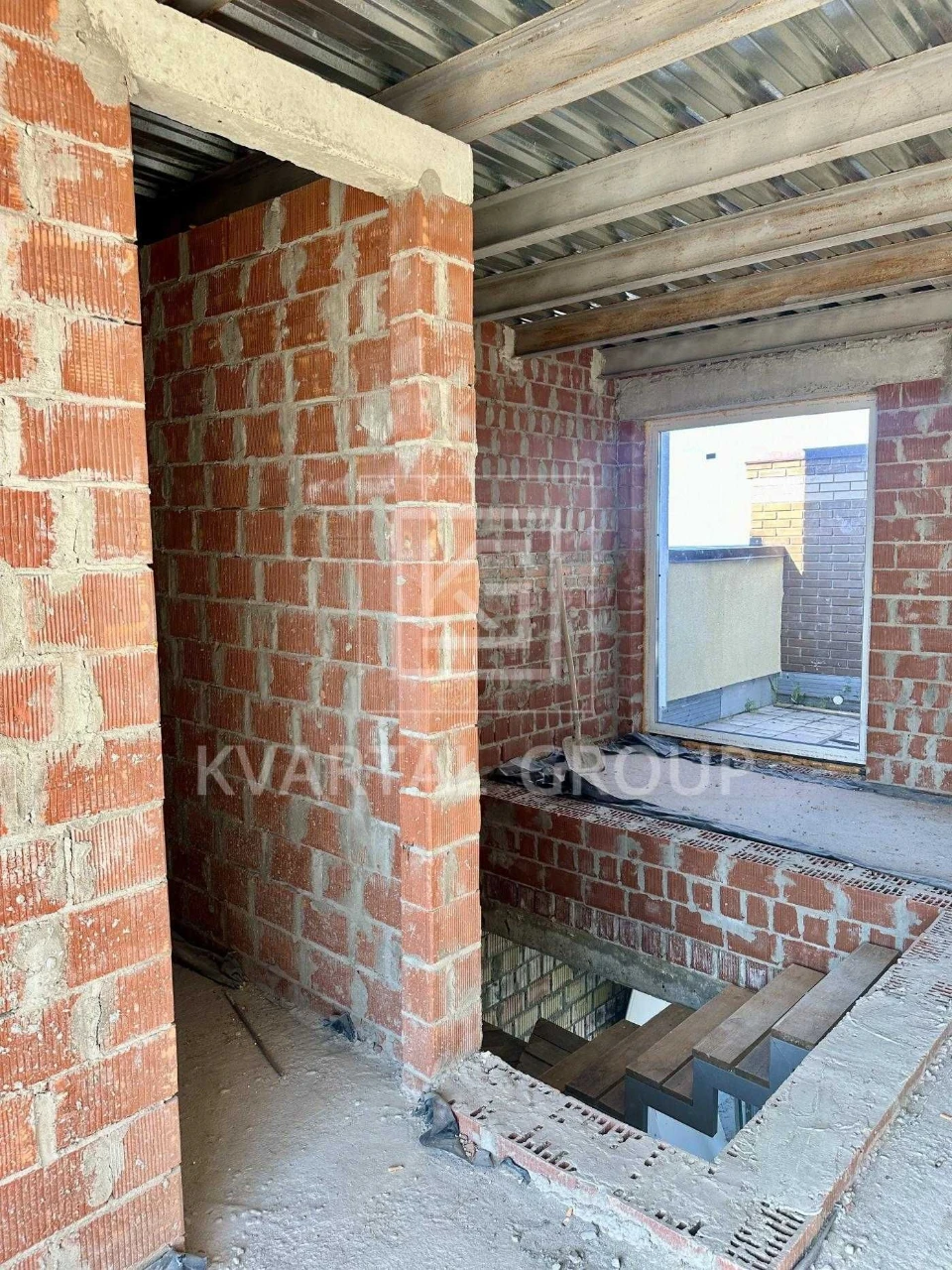 Продам квартиру з великою терасою та панорамними вікнами.