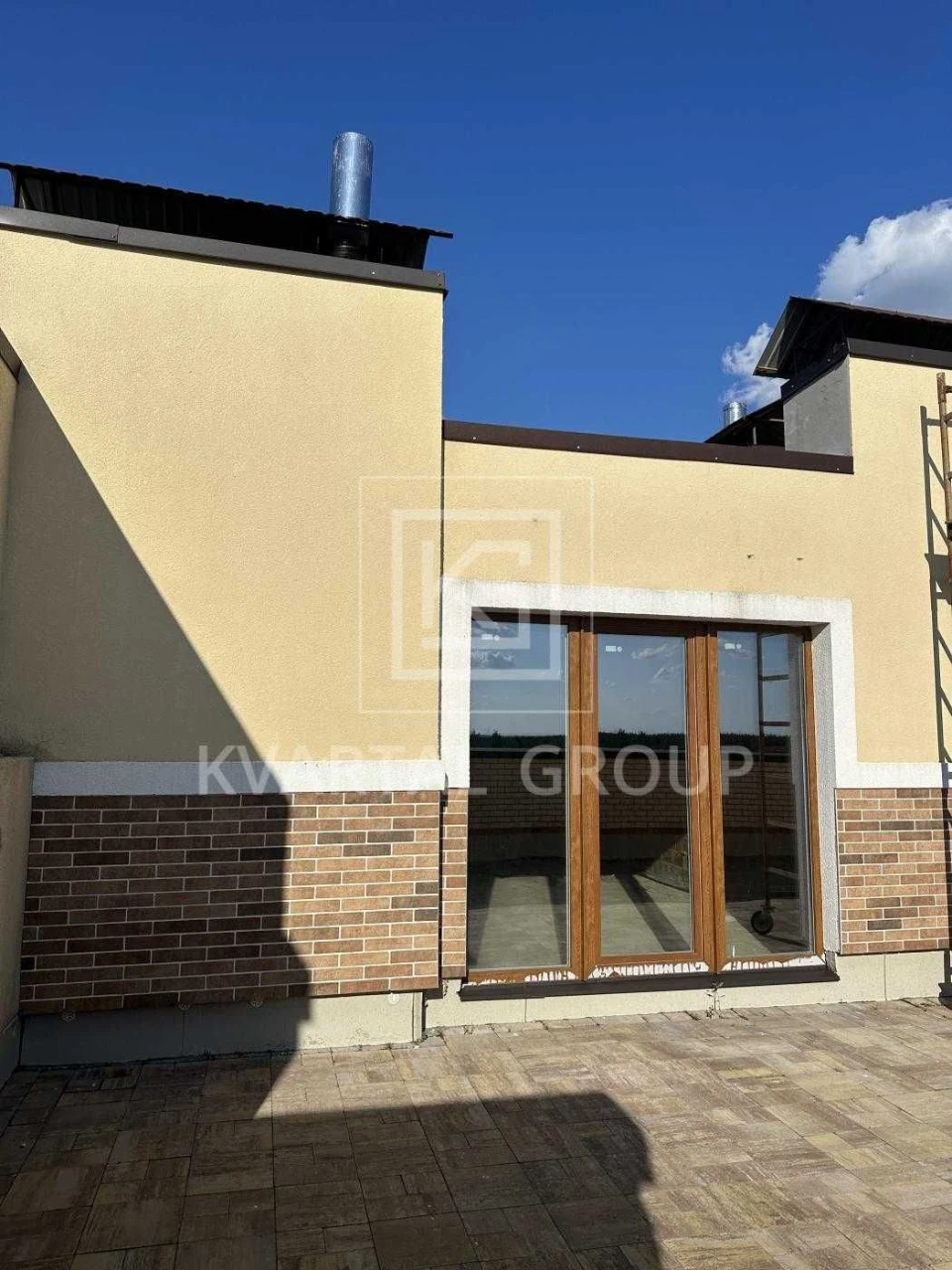 Продам квартиру з великою терасою та панорамними вікнами.