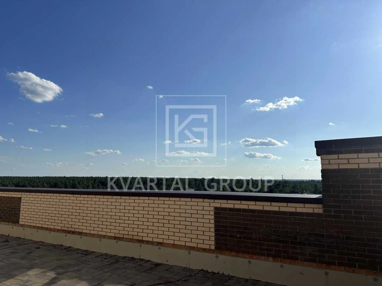 Продам квартиру з великою терасою та панорамними вікнами.